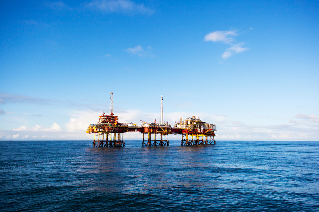 Image of oil rig in the middle of the ocean